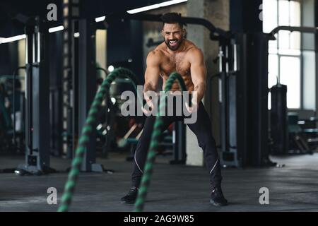 Montare giovane sportivo che lavora fuori in funzionale palestra di formazione Foto Stock