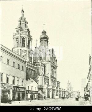 . Moscou. Léglise de la Nativité. des Boutourline, des Tatistchev, des Golovine. Du clocher principal dela cité monastique, su découvre une vue splendide sur Moscou. Ce quidistingue Moscou des autres villes dKurope, cest que le spectateur atout ensemble Sous les veux, une très grande ville et onu très grand vil-lage. Tel groupe de maisons, tel bosquet, tel étang présente tout à coupun paysage rustique qui nous charme dautant plus que dans une capitaleil est moins attendu. En quittant le monastère de .Saint-Siméon, le touriste sensata, et quiconnaît sa littérature russe ne saurait manquer de fa Foto Stock