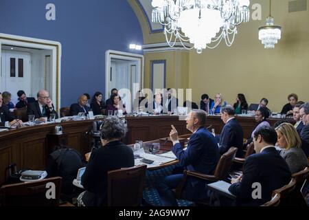 Washington, Distretto di Columbia, Stati Uniti d'America. Xvii Dec, 2019. Rappresentante degli Stati Uniti Doug Collins (Repubblicano della Georgia), classifica gli Stati, noi Casa Comitato Giudiziario, risponde alle domande durante una casa noi comitato sulle norme audizione per considerare H. Res. 755 ''mettere sotto accusa Donald John Trump, Presidente degli Stati Uniti, ad alta crimini e delitti'' in Washington, DC Martedì, Dicembre 17, 2019 Credit: Jason Andrew/CNP/ZUMA filo/Alamy Live News Foto Stock