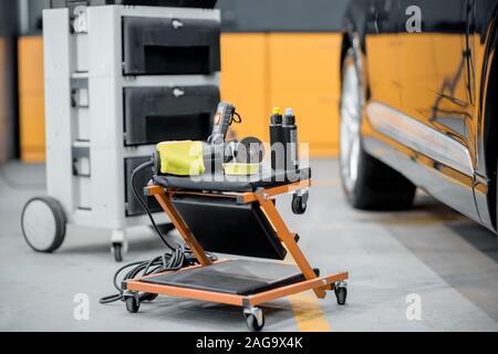 Attrezzature professionali per carrozzerie auto lucidatura presso il servizio auto. Auto che dettaglia gli strumenti per la cura del veicolo Foto Stock