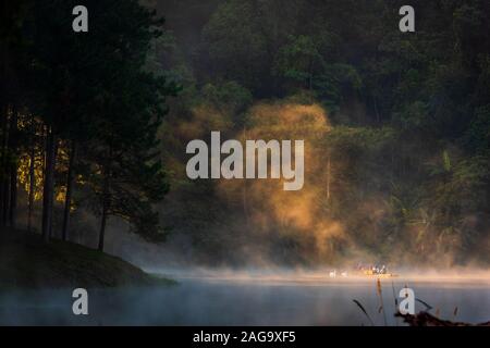 Pang-Ung è un serbatoio di grandi dimensioni situato in corrispondenza della sommità di una montagna alta a Mae Hong Son Foto Stock