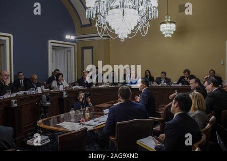 Dicembre 17, 2019, Washington, Distretto di Columbia, Stati Uniti d'America: rappresentante degli Stati Uniti Jamie Raskin (Democratico del Maryland), destra, risponde alle domande durante una casa noi comitato sulle norme audizione per considerare H. Res. 755 ''mettere sotto accusa Donald John Trump, Presidente degli Stati Uniti, ad alta crimini e delitti'' in Washington, DC Martedì, Dicembre 17, 2019 (credito Immagine: © Jason Andrew/CNP via ZUMA filo) Foto Stock