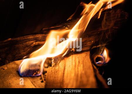 Fuoco di closeup di legna da ardere in fiamme per mantenere il ambiente caldo Foto Stock