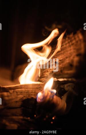 Fuoco di closeup di legna da ardere in fiamme per mantenere il ambiente caldo Foto Stock