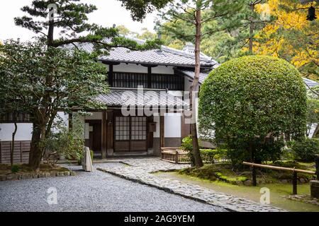 KYOTO, Giappone -18 novembre 2019: Honen-tempio a Kyoto è stato costruito nel XVII secolo per onorare il monaco Honen. Foto Stock