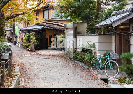 KYOTO, Giappone -18 novembre 2019: strade del Nord Area Higashiyama che è quello di Kyoto più importanti distretti turistico Foto Stock