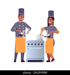 I cuochi giovane chef professionisti utilizzando padella agitazione cibo americano africano uomo donna ristorante cucina lavoratori in uniforme insieme in piedi vicino alla stufa il concetto di cottura Piatto lunghezza completa illustrazione vettoriale Illustrazione Vettoriale