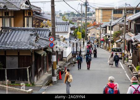 KYOTO, Giappone -18 novembre 2019: strade del Nord Area Higashiyama che è quello di Kyoto più importanti distretti turistico Foto Stock