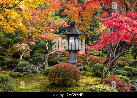 KYOTO, Giappone -18 novembre 2019: splendido giardino giapponese in uno dei subtemples di Nanzen-ji visualizzare i colori autunnali Foto Stock