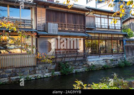 KYOTO, Giappone -19 novembre 2019: Gion è il più famoso distretto geisha con alta concentrazione di legno tradizionali case mechant. Foto Stock