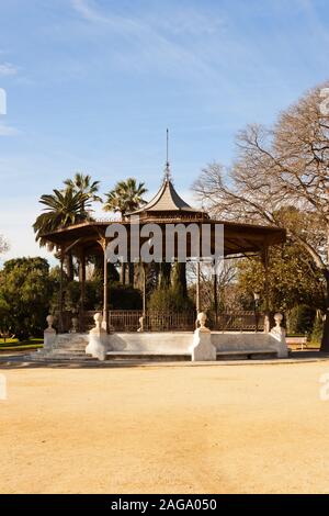 Ferro e legno bandstand nel Parco Ciutadella a Barcellona, in Catalogna, Spagna. Foto Stock