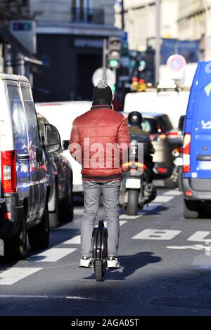 Gyropode in una strada di Parigi - Francia Foto Stock
