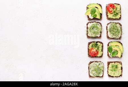Panini con avocado, tofu formaggio e microgreen Foto Stock