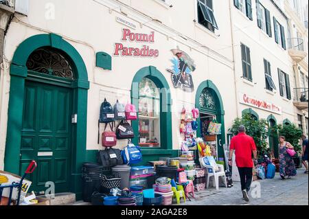 Regno Unito, Gibilterra: Ci sono molte aziende britanniche come Pound Paradise. Foto Stock