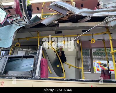 Hong Kong. Xviii Dicembre, 2019. Foto scattata a Dic. 18, 2019 mostra sito incidente di un bus crash su Fanling in autostrada in Sheung Shui area in Hong Kong, Cina del sud. Il tributo di morte pagato al dal bus crash in Cinese della Regione amministrativa speciale di Hong Kong (RASHK) Mercoledì pomeriggio è salito a sei dopo una femmina di soccombere a suo pregiudizio, secondo le autorità locali. Un autobus a due piani di proprietà del motore di Kowloon società di autobus è caduto in un albero a 4:18 del pomeriggio ora locale su Fanling in autostrada in Sheung Shui area. Credito: Xinhua/Alamy Live News Foto Stock