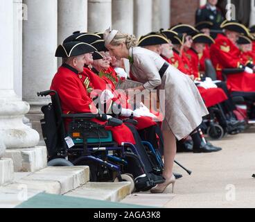 La Contessa di Wessex visitando il Royal Hospital di Chelsea per il titolare di pensione o di rendita è annuale "Festa del Fondatore parata nel giugno 2012. Festa del Fondatore, noto anche come quercia giorno Apple, è sempre tenuto a una data vicina al 29 maggio - il giorno del compleanno di Carlo II e la data del suo restauro come re nel 1660. Foto Stock