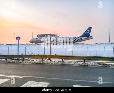 Un cielo piano team all'Aeroporto di ROISSY, tutte le direzioni segno Foto Stock