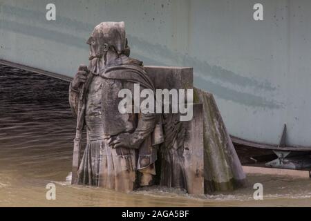 La statua ZOUAVE semi-sommersa dalle acque alluvionali Foto Stock