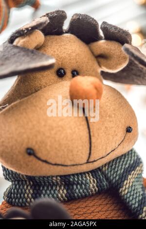 Festive deer giocattolo morbido con sorriso faccia close-up. Foto Stock