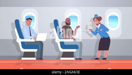 Assistente di Volo che servono bevande alcoliche ai passeggeri hostess in divisa tenendo il vassoio con vetro di champagne professional service concetto di viaggio aereo bordo interno a piena lunghezza orizzontale illustrazione vettoriale Illustrazione Vettoriale