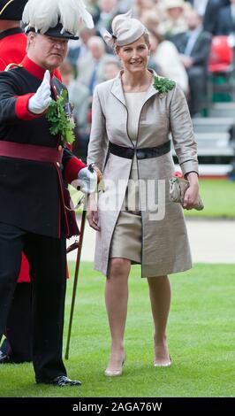 La Contessa di Wessex visitando il Royal Hospital di Chelsea per il titolare di pensione o di rendita è annuale "Festa del Fondatore parata nel giugno 2012. Festa del Fondatore, noto anche come quercia giorno Apple, è sempre tenuto a una data vicina al 29 maggio - il giorno del compleanno di Carlo II e la data del suo restauro come re nel 1660. Foto Stock