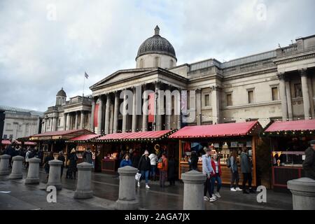 Londra, Regno Unito. Xviii Dicembre, 2019. Per coloro che godono di Trafalgar Square mercatino di Natale in un chiaro ma freddo giorno una settimana prima di Natale. Credito: JOHNNY ARMSTEAD/Alamy Live News Foto Stock