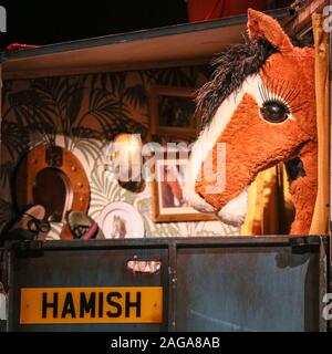 Southbank Centre di Londra, 18h Dic 2019. Hamish il cavallo. "Bellezza nera", una vivace ri-raccontando del tanto amato racconto di un coraggioso cavallo, vede il suo London premiere. La miscelazione vivid storytelling, gioiosa musica e spettacoli di burattini inventivo, il racconto si è reinventata per una nuova generazione di questo inverno. Presentato dal Ponte Rosso e attraversare Theatre Company, Bellezza nera corre al Southbank di Purcell Room fino al 5° gennaio 2020. Credito: Imageplotter/Alamy Live News Foto Stock