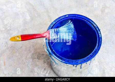 Vernice blu secchio con spazzola di vernice Foto Stock