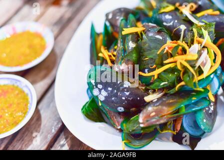 Pasto a base di pesce con le cozze al vapore della piastra Foto Stock