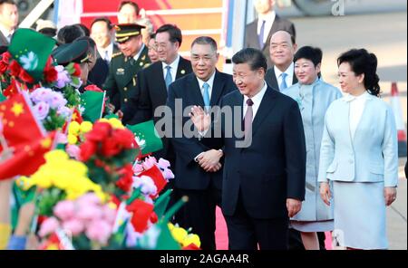 (191218) -- MACAO, Dic 18, 2019 (Xinhua) -- Il presidente cinese Xi Jinping, anche segretario generale del Partito Comunista della Cina Comitato Centrale e Presidente della Commissione militare centrale, e sua moglie Peng Liyuan salutare la folla accogliente dopo lo sbarco a Macao dall'Aeroporto Internazionale di Macao, Cina del sud, Dic 18, 2019. Il presidente è atteso per partecipare ad un incontro per celebrare il ventesimo anniversario di Macao e di ritorno la cerimonia di inaugurazione della quinta-termine di governo della Regione amministrativa speciale di Macao (SAR) venerdì. Egli controllerà anche la RAS di Macao. (Xinhua/Pang Xi Foto Stock