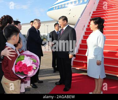 (191218) -- MACAO, Dic 18, 2019 (Xinhua) -- Il presidente cinese Xi Jinping, anche segretario generale del Partito Comunista della Cina Comitato Centrale e Presidente della Commissione militare centrale, scuote le mani con il capo dell'esecutivo della regione amministrativa speciale di Macao (SAR) Chui Sai on dopo lo sbarco a Macao dall'Aeroporto Internazionale di Macao, Cina del sud, Dic 18, 2019. Il presidente è atteso per partecipare ad un incontro per celebrare il ventesimo anniversario di Macao e di ritorno la cerimonia di inaugurazione della quinta-termine di governo della Regione amministrativa speciale di Macao (SAR) venerdì. Egli sarà Foto Stock