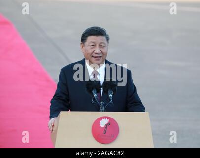 (191218) -- MACAO, Dic 18, 2019 (Xinhua) -- Il presidente cinese Xi Jinping, anche segretario generale del Partito Comunista della Cina Comitato Centrale e Presidente della Commissione militare centrale, offre un importante discorso dopo lo sbarco a Macao dall'Aeroporto Internazionale di Macao, Cina del sud, Dic 18, 2019. Il presidente è atteso per partecipare ad un incontro per celebrare il ventesimo anniversario di Macao e di ritorno la cerimonia di inaugurazione della quinta-termine di governo della Regione amministrativa speciale di Macao (SAR) venerdì. Egli controllerà anche la RAS di Macao. (Xinhua/Pang Xinglei) Foto Stock