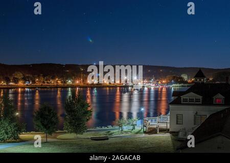 Bellissimo scatto di edifici con luci accese in lontananza Di notte in Michigan Foto Stock