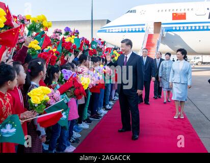 (191218) -- MACAO, Dic 18, 2019 (Xinhua) -- Il presidente cinese Xi Jinping, anche segretario generale del Partito Comunista della Cina Comitato Centrale e Presidente della Commissione militare centrale, e sua moglie Peng Liyuan salutare la folla accogliente dopo lo sbarco a Macao dall'Aeroporto Internazionale di Macao, Cina del sud, Dic 18, 2019. Il presidente è atteso per partecipare ad un incontro per celebrare il ventesimo anniversario di Macao e di ritorno la cerimonia di inaugurazione della quinta-termine di governo della Regione amministrativa speciale di Macao (SAR) venerdì. Egli controllerà anche la RAS di Macao. (Xinhua/Xie Hua Foto Stock