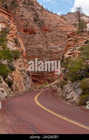 Utah Scenic Byway (Stato Route 9) attraverso il Parco Nazionale di Zion, Utah, Stati Uniti d'America Foto Stock