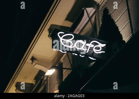 Parigi, Francia - Ott 12, 2015: un basso angolo closeup colpo di un nero insegne con la scrittura di café di Parigi Foto Stock