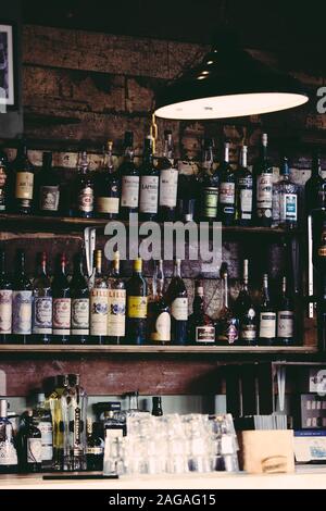 LIVERPOOL, Regno Unito - 30 nov. 2017: una bella selezione di diversi tipi di bevande alcoliche per persone di diverse preferenze Foto Stock