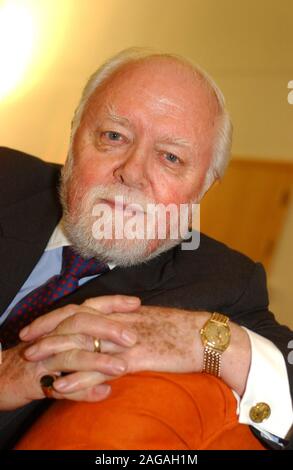 Il Signore ( Richard , Dickie Attenborough ) raffigurato all'Cardiff Business Club incontro a St Davids Hotel & Spa Cardiff Bay, stasera ( Martedì 16/3/04 ) dove egli era ospite dell'altoparlante. Foto Stock