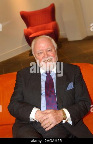 Il Signore ( Richard , Dickie Attenborough ) raffigurato all'Cardiff Business Club incontro a St Davids Hotel & Spa Cardiff Bay, stasera ( Martedì 16/3/04 ) dove egli era ospite dell'altoparlante. Foto Stock