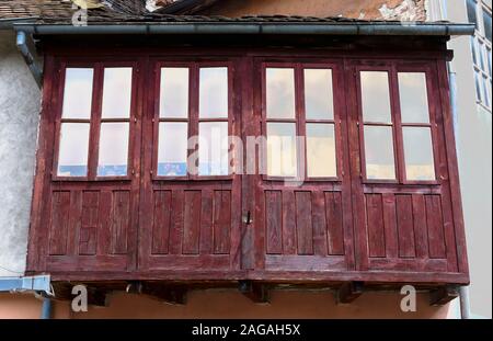 Vecchio balcone chiuso coperto di legno. Primo piano. Zagabria, Croazia, Europa, UE. Foto Stock