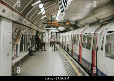 LONDON, Regno Unito - 04 Nov 2017: un bel colpo di un treno in avvicinamento alla stazione di metropolitana di Londra Foto Stock