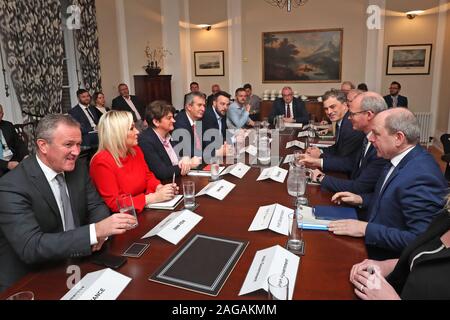 Una tavola rotonda a Stormont a Belfast con (da sinistra a destra) Conor Murphy, Michelle O'Neill, Arlene Foster, Edwin Poots, colonna Eastwood, Robbie Butler, Steve Aiken, Julian Smith il Segretario di Stato per l'Irlanda del Nord e Simon COVENEY Tanaiste. Foto Stock