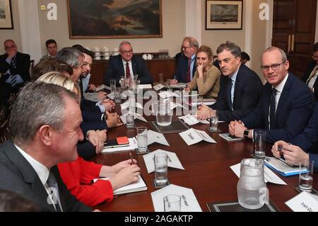 Una tavola rotonda a Stormont a Belfast con Julian Smith il Segretario di Stato per l'Irlanda del Nord (seconda a destra) e Simon COVENEY Tanaiste (a destra). Foto Stock