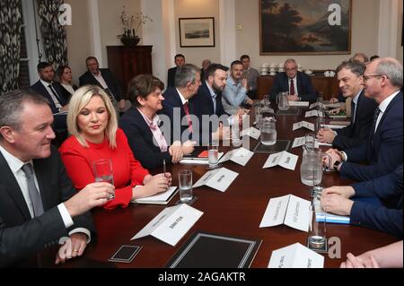 Una tavola rotonda a Stormont a Belfast con (da sinistra a destra) Conor Murphy, Michelle O'Neill, Arlene Foster, Edwin Poots, colonna Eastwood, Robbie Butler, Steve Aiken, Julian Smith il Segretario di Stato per l'Irlanda del Nord e Simon COVENEY Tanaiste. Foto Stock