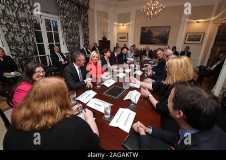 Una tavola rotonda a Stormont a Belfast con Julian Smith il Segretario di Stato per l'Irlanda del Nord e Simon COVENEY Tanaiste (al centro a destra). Foto Stock