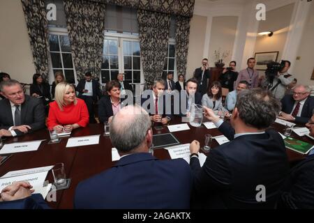 Un incontro rountable a Stormont a Belfast con (da sinistra a destra) Conor Murphy, Michelle O'Neill, Arlene Foster, Edwin Poots, colonna Eastwood, nichola Mallon, al Robbie Butler, Steve Aiken, Julian Smith il Segretario di Stato per l'Irlanda del Nord (anteriore destro) e Simon COVENEY Tanaiste (anteriore sinistro). Foto Stock