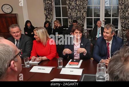 Un incontro rountable a Stormont a Belfast con (da sinistra a destra) Conor Murphy, Michelle O'Neill, Arlene Foster, Edwin Poots. Foto Stock