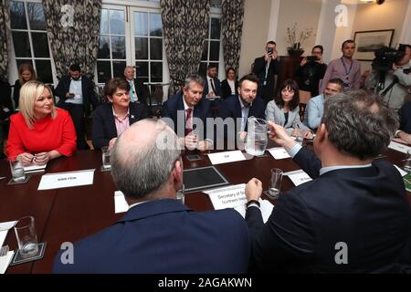 Un incontro rountable a Stormont a Belfast con (da sinistra a destra) Michelle O'Neill, Arlene Foster, Edwin Poots, colonna Eastwood, Nichola Mallon, al Robbie Butler, Julian Smith il Segretario di Stato per l'Irlanda del Nord (anteriore destro) e Simon COVENEY Tanaiste (anteriore sinistro). Foto Stock