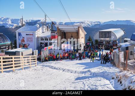 Sinaia, Romania - 15 dicembre 2019: grande coda di sciatori e snowboarder a COTA 1400, Sinaia ski domain, inizio inverno stagione sciistica. Foto Stock