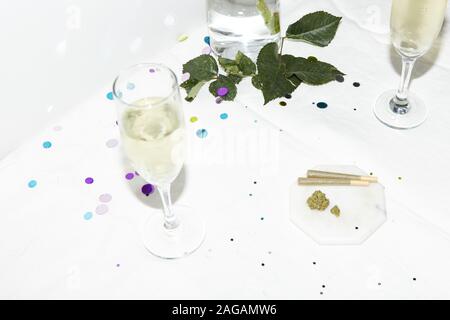 Festeggiamenti con Champagne e Weed Foto Stock